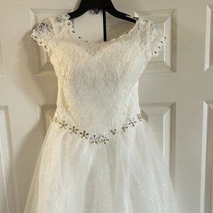 Charming White formal Gown (debutant)